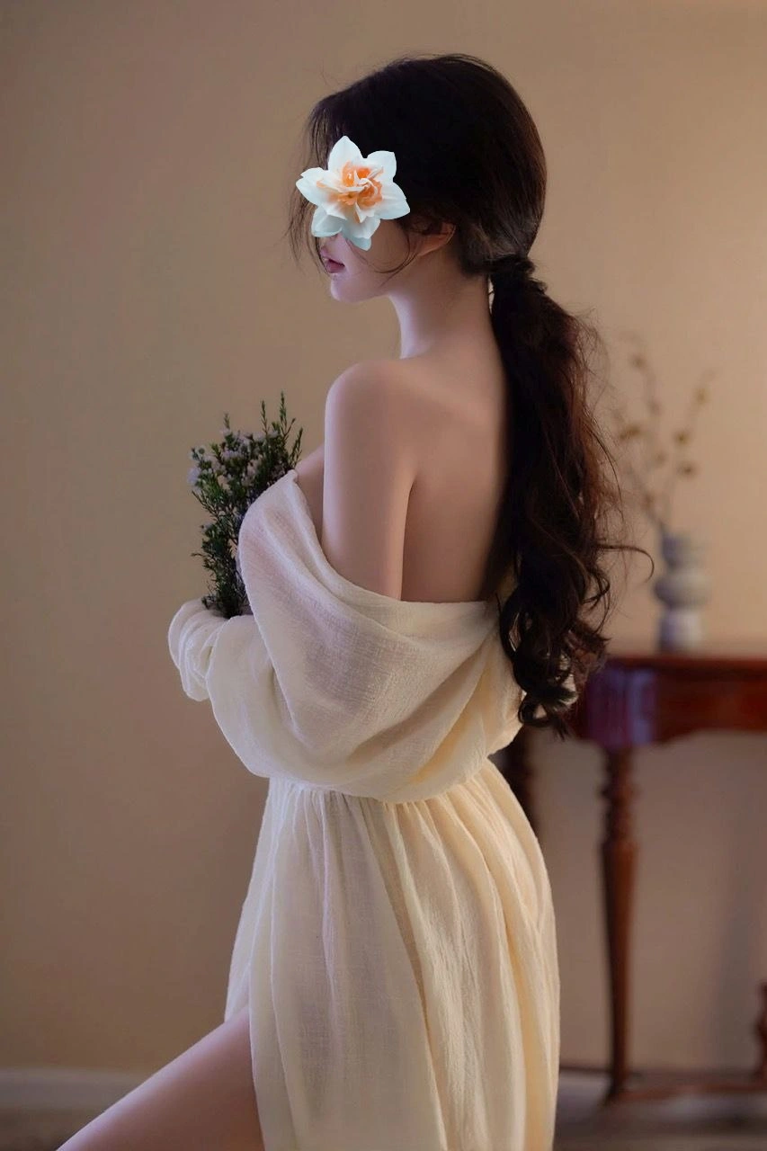 Đĩ dâm vẫy gọi, lồn hồng ướt át, vú bự mời bạn xoa nắn.